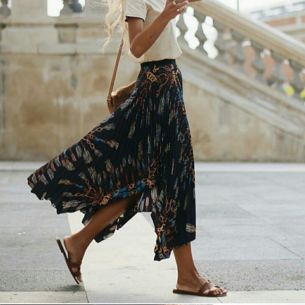 Blogger favorite! Zara pleated chain midi skirt